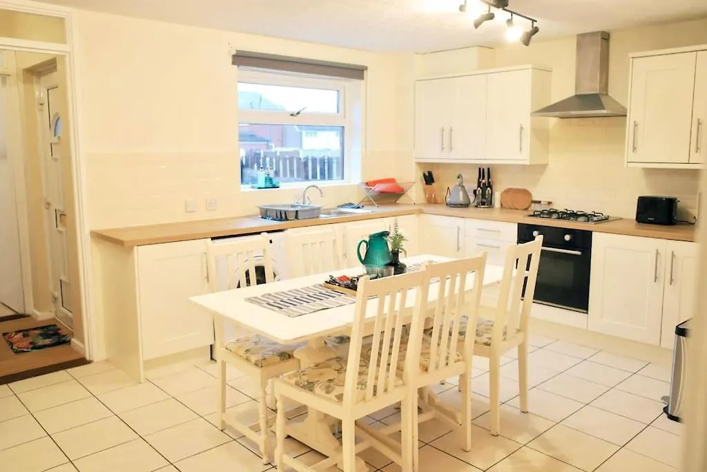 20% Monthly Stays - 3 Bedrooms @ Homevy Leeds Beeston Hill 0*,