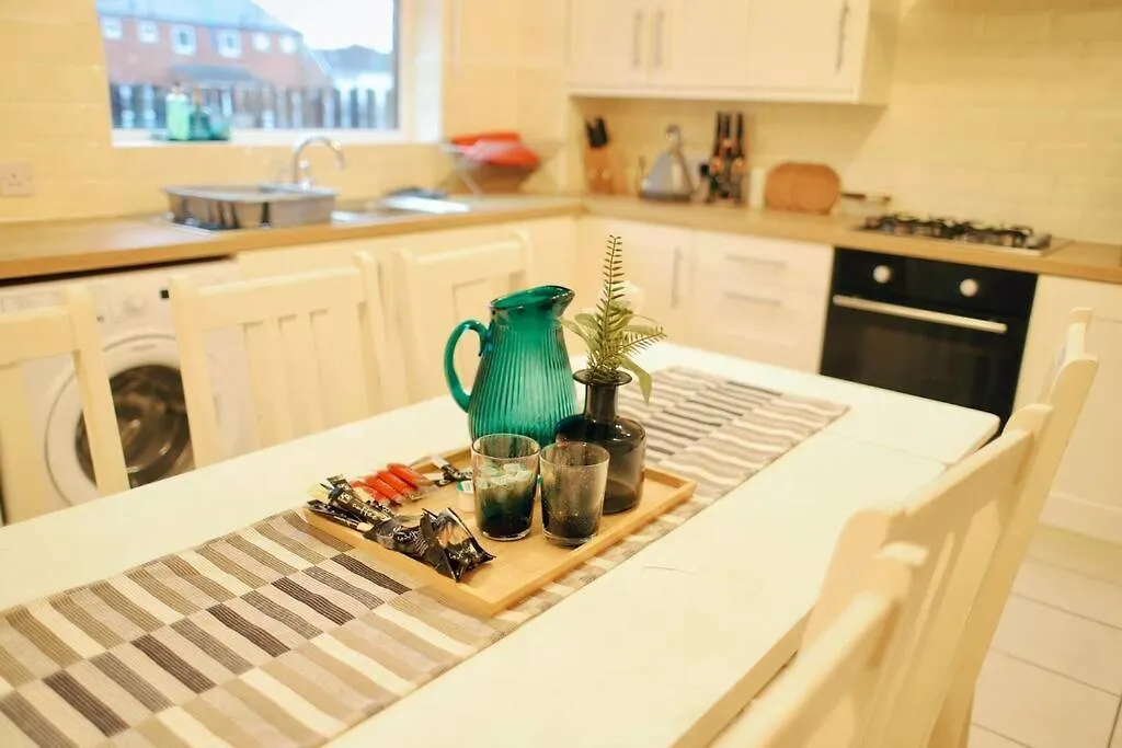 20% Monthly Stays - 3 Bedrooms @ Homevy Leeds Beeston Hill 0*,  英国