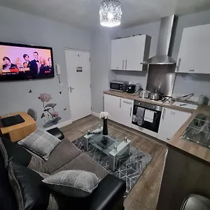 Cozy Luxe Apartment: Free Parking & Wi-fi Apartment