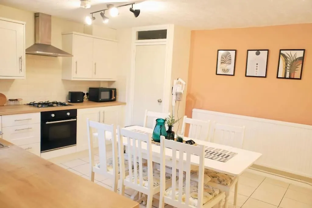 20% Monthly Stays - 3 Bedrooms @ Homevy Leeds Beeston Hill